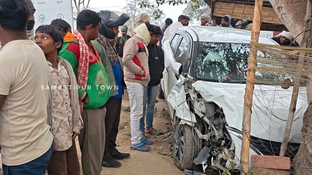 समस्तीपुर : दो कारों के बीच भीषण टक्कर में एक की मौ'त, सड़क किनारे खड़े शख्स को आई चोट, अस्पताल ले जाने से पहले गई जान 1 IMG 20251227 WA0127