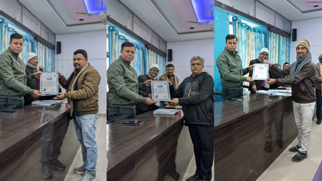 विधानसभा आम निर्वाचन 2025 के दौरान उत्कृष्ट कार्य करने वाले विभिन्न विभागों के कर्मियों को किया गया सम्मानित 1 InCollage 20251230 095803757