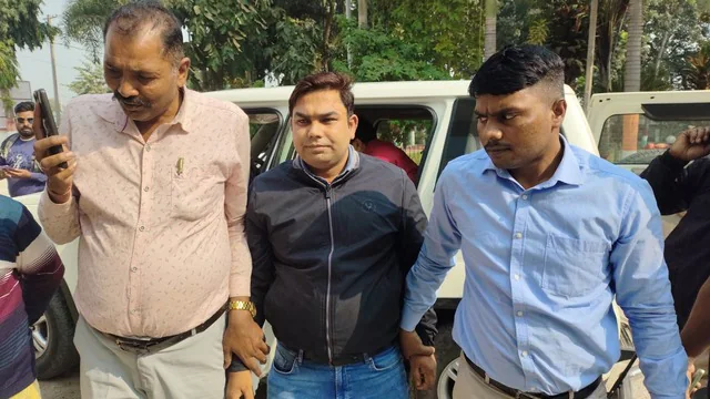 बिहार में पकड़ाया एक और घूसखोर राजस्व कर्मचारी, जमीन परिमार्जन के लिए 2.50 लाख रुपये 1 Kishanganj Rajaswa Karmchari bribe arrest 1764662828855 1764662847481