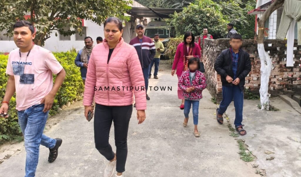 दलसिंहसराय के सहायक जेल अधीक्षक को दो बच्चों की मां ने बताया अपना दूसरा पति, लगाया मारपीट व यौन शोषण का आरोप 1 Picsart 25 12 01 21 17 35 027