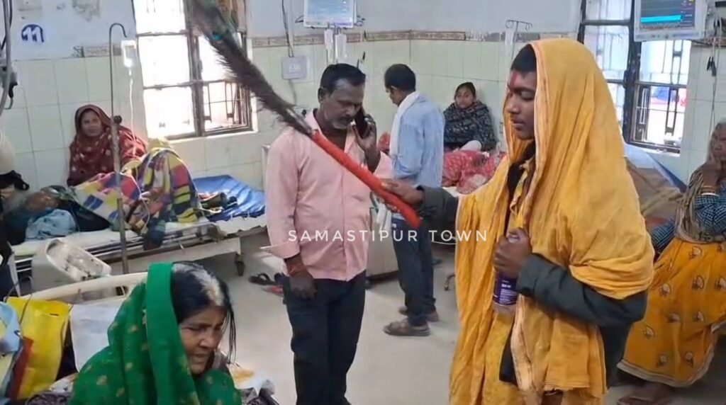 समस्तीपुर सदर अस्पताल के इमरजेंसी वार्ड में झाड़–फूंक का खेल, कर्मियों के सामने काफी देर तक चलता रहा ‘भगत’ का खेल 1 VID 20251204 WA0047