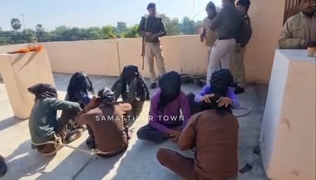 दरभंगा में ज्वेलरी दुकान से 2 किलो चांदी चोरी करने वाले यूपी के 7 शातिर बदमाश गिरफ्तार, समस्तीपुर से भारी मात्रा में जेवर बरामद 1 VID 20251213 WA0091