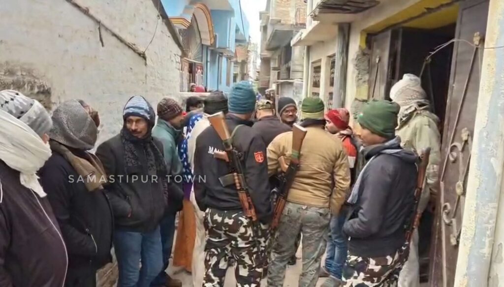 शहर के बारह पत्थर मुहल्ले में किराये के मकान में संदिग्ध हालत में मिला महिला का शव, सुबह-सुबह बच्चें के शोर मचाने जुटे लोग 1 VID 20251230 WA0042