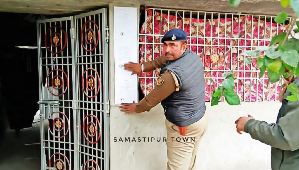 मोहिउद्दीननगर में हुए सरपंच ह'त्याकांड मामले में फरार आरोपियों पर पुलिस का शिकंजा, घरों पर साटा इश्तेहार 1 app 1766920825695112798f0d8 1000179838 1