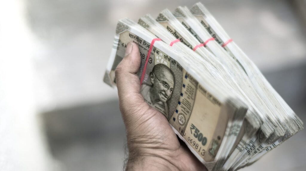 HDFC बैंक में म्यूल खाते से 1.01 करोड़ का संदिग्ध लेन-देन, समस्तीपुर साइबर थाने में FIR दर्ज 1 rupee shutterstock 1035119998