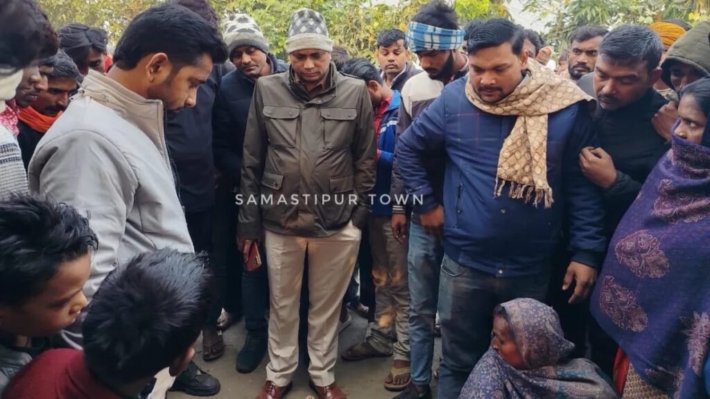 समस्तीपुर में लैब संचालक की निर्मम ह'त्या से आक्रोशित लोगों ने किया सड़क जाम, पास ही बुलेट बाइक भी बरामद 1 samastipur 1764736005861