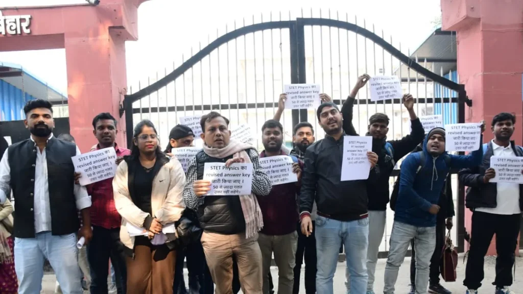 बिहार बोर्ड ऑफिस के बाहर STET अभ्यर्थियों का हंगामा; रिवाइज्ड आंसर-की, नोटिफिकेशन और ग्रेस मार्क्स की मांग तेज 1 stet 1765439015851