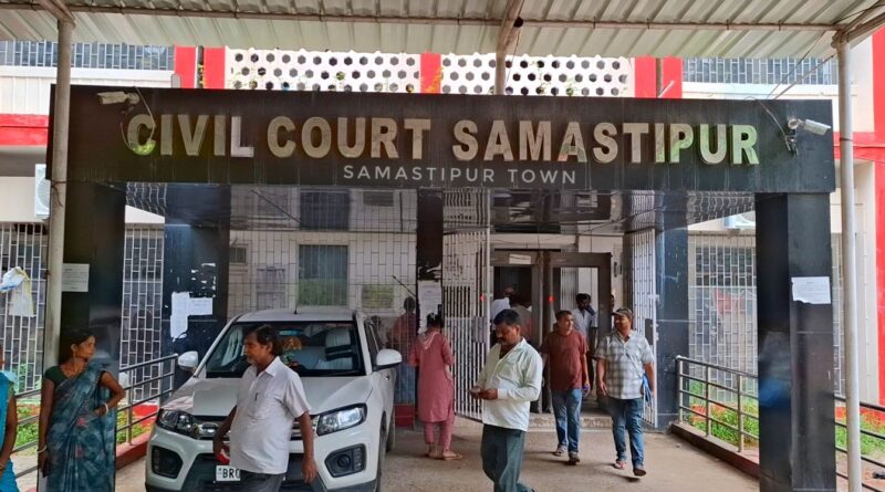 बिहार के कई सिविल कोर्ट को बम से उड़ाने की धमकी के बाद समस्तीपुर पुलिस भी अलर्ट मोड में, कोर्ट परिसर में चला सर्च अभियान 1 20250807 132926