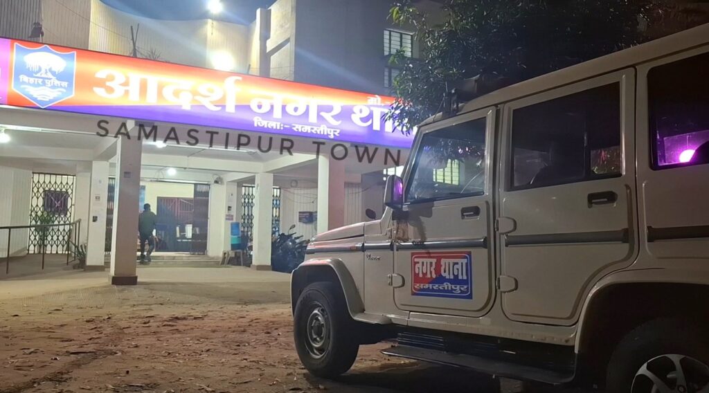 शहर के गुदरी बाजार में देर रात दुध पार्लर से रुपये चोरी करते धराया युवक, दुकान के भीतर गल्ला पर बैठकर गिन रहा था रूपये 1 20260114 195748