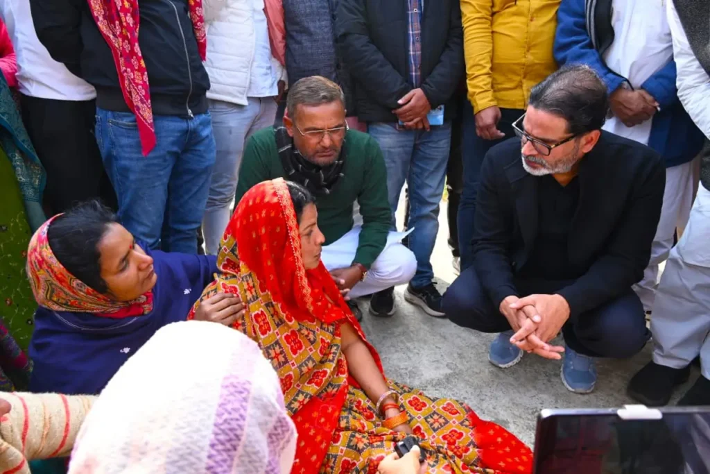 होस्टल में NEET छात्रा की संदिग्ध मौत पर गरमाई सियासत, परिजनों से मिलने जहानाबाद पहुंचे प्रशांत किशोर 1 20260116 141500