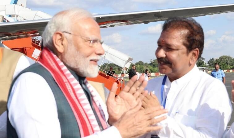 बंगाल जाने के दौरान पूर्णिया में रुके पीएम मोदी; मंत्री संग सीमांचल के विकास पर चर्चा 1 20260117 200102