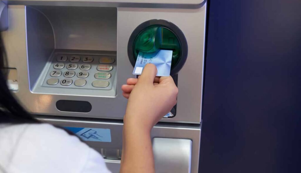 दलसिंहसराय में उच्चकों ने ATM बदलकर महिला के खाते से उड़ाये 75 हजार रुपये, मदद के नाम पर ऐसे बदल लिया कार्ड 1 ATM Fraud 1