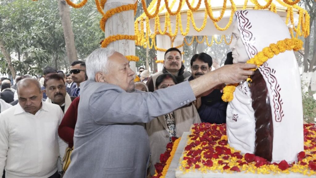 बेटे निशांत के साथ नालंदा पहुंचे सीएम नीतीश, कुछ पल के लिए भावुक हो गया पूरा माहौल 1 FB IMG 1767270322218