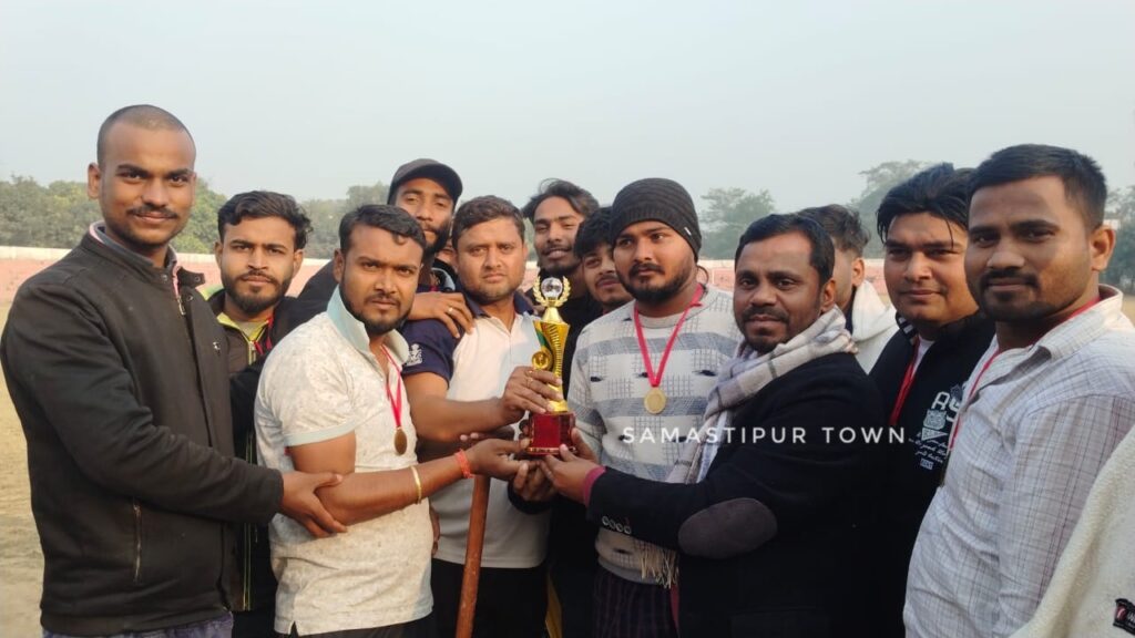 मैत्री मैच में शेरपुर टीम ने मऊ टीम को 9 विकेट से हराया, आरजे कप की विजेता बनीं शेरपुर की टीम 1 IMG 20260102 WA0042