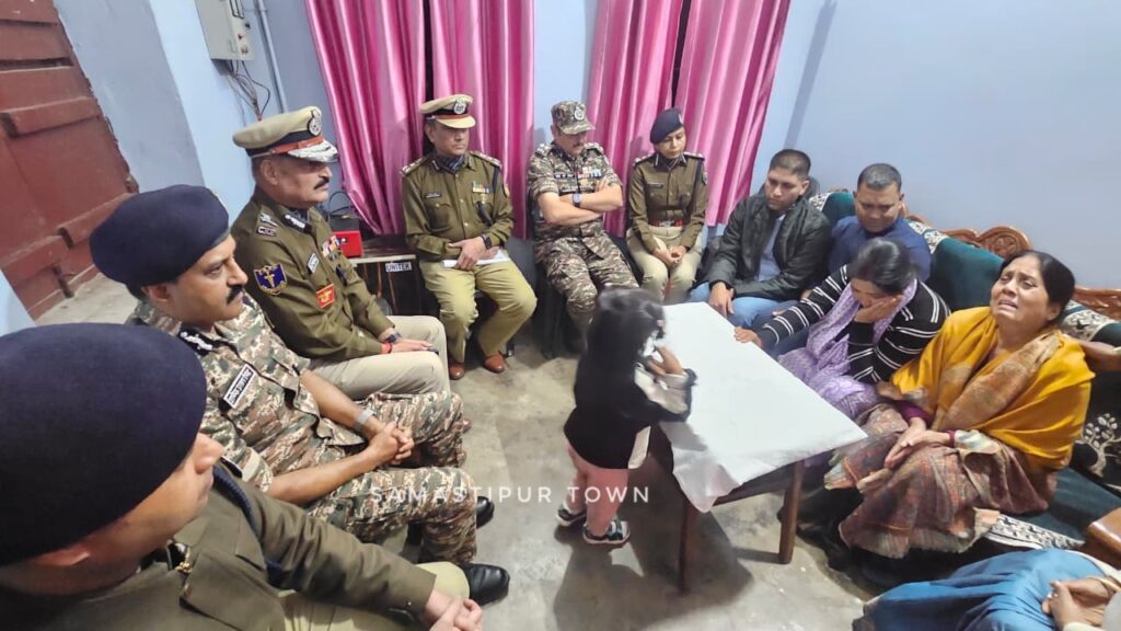 समस्तीपुर में शहीद कौशल किशोर मिश्र के आवास पर पहुंच CRPF के डीजी ने परिजनों से की मुलाकात, दी श्रद्धांजलि 1 IMG 20260105 WA0060