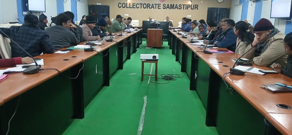 राजस्व एवं भूमि सुधार विभाग की समीक्षा बैठक के दौरान DM ने लंबित कार्यो को शीध्र निपटारा करने का दिया निर्देश 1 IMG 20260106 WA0013