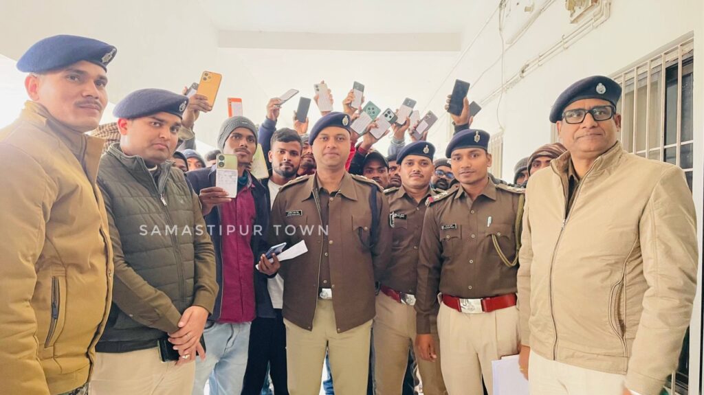 समस्तीपुर पुलिस ने 28.50 लाख रुपये के 116 चोरी व गुम हुए मोबाइल फोन बरामद कर उसके धारकों को लौटाया 1 IMG 20260108 WA0084