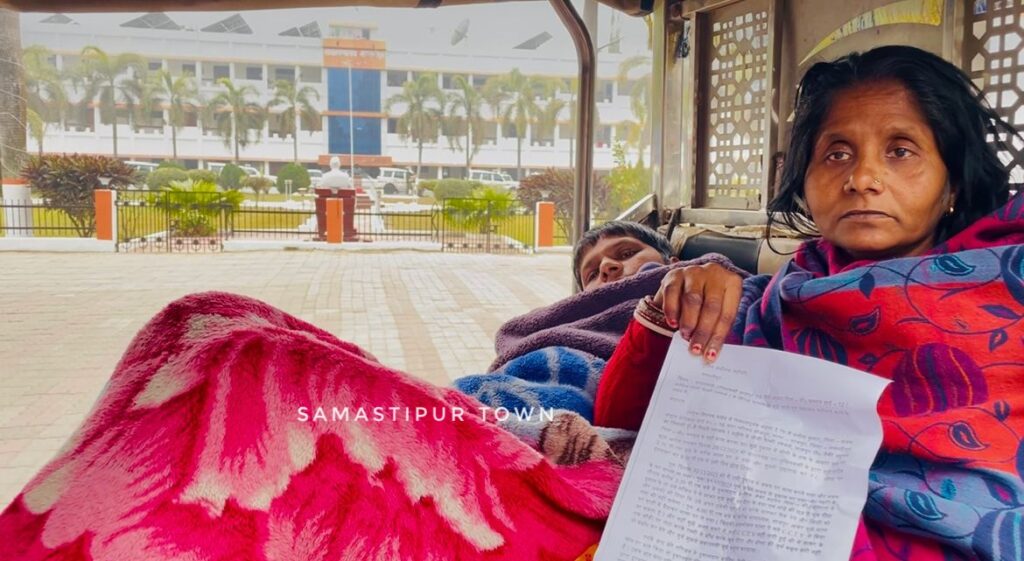 न्याय की उम्मीद लेकर जख्मी बेटे को ई-रिक्शा से लेकर SP के पास पहुंची मां, पुलिस पर लगाया बेटे के प्राइवेट पार्ट में पेट्रोल डाल कर निर्दयता से पिटाई का आरोप 1 IMG 20260109 WA0052