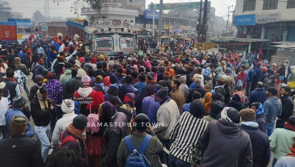 समस्तीपुर : ट्रक की चपेट में आए व्यवसायी की मौ'त के बाद बवाल, भीड़ ने पुलिस को दौड़ाया, गाड़ियों के शीशे और हेडलाइट पर ईट फेंककर तोड़े 1 IMG 20260110 WA0077