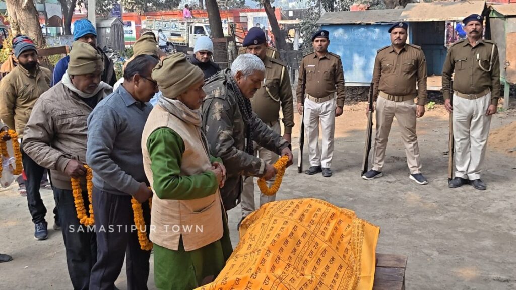 होमगार्ड जवान को नम आंखों से दी गयी श्रद्धांजलि, ड्यूटी के दौरान ट्रैक्टर की ठोकर से हो गये थे जख्मी, इलाज के दौरान हुई मौत 1 IMG 20260111 WA0051