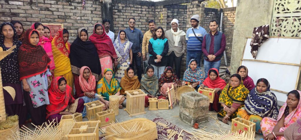 ताजपुर में बांस शिल्प कारीगरों को आधुनिक डिजाइन का प्रशिक्षण, बाजारोन्मुखी कार्य पर जोर 1 IMG 20260115 WA0167