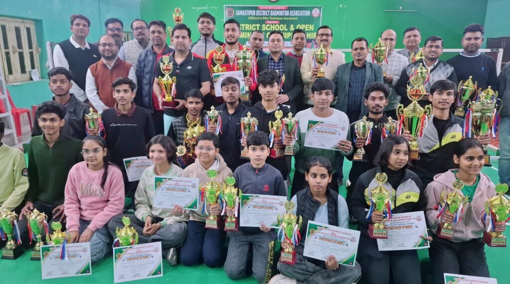 समस्तीपुर जिला स्कूली एवं ओपन बैडमिंटन चैंपियनशिप का समापन; पुरुष वर्ग का खिताब ऋषभ राज के नाम, महिला वर्ग में अंशिका आर्या बनीं चैंपियन 1 IMG 20260123 WA0009