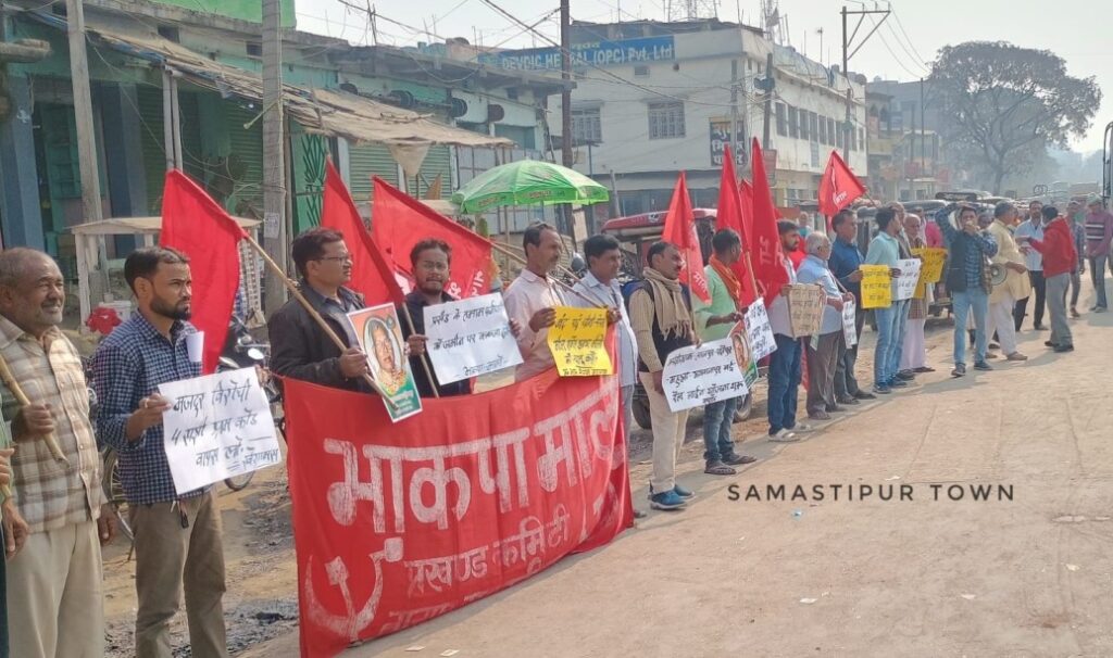 समस्तीपुर में कर्पूरी ठाकुर की याद में मानव श्रृंखला; रोसड़ा को जिला बनाने की मांग की, कहा- अधूरे योजना का जवाब दे सरकार 1 IMG 20260125 WA0016