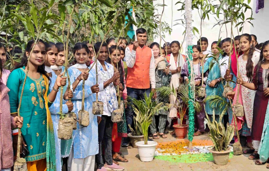 समस्तीपुर के इस अनोखे पाठशाला में बच्चों को मिला ‘तिरंगा वाला पौधा’, देशभक्ति और पर्यावरण का मिला संदेश 1 IMG 20260128 WA0055