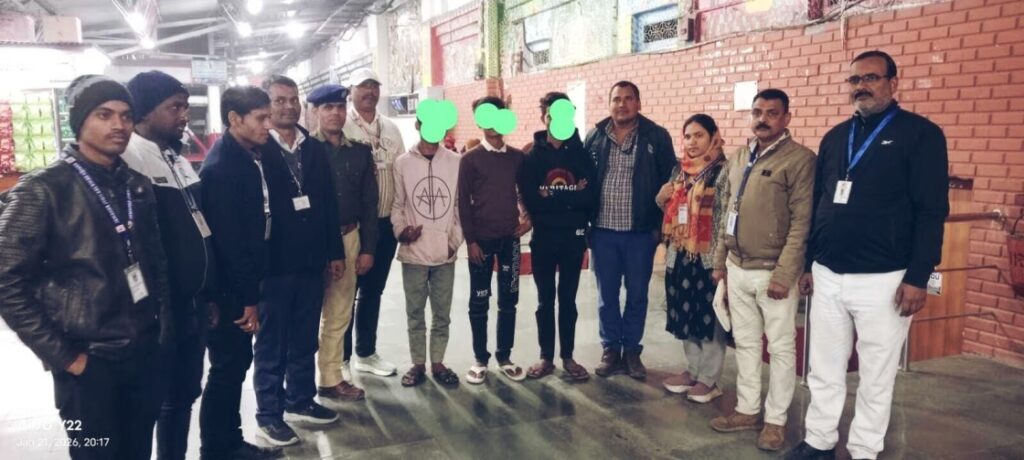 समस्तीपुर जंक्शन पर RPF की टीम ने बाल मजदूरी के लिये मुरादाबाद ले जाए जा रहे तीन नाबालिग बच्चों का किया रेस्क्यू 1 Picsart 26 01 23 10 43 37 089