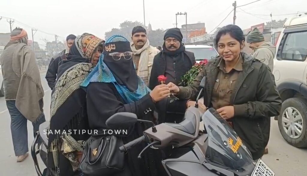 समस्तीपुर में ट्रैफिक नियम का पालन नहीं करने वालों को परिवहन विभाग ने गुलाब का फूल देकर समझाया 1 VID 20260103 WA0129