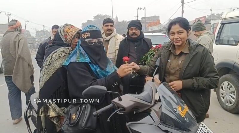 समस्तीपुर में ट्रैफिक नियम का पालन नहीं करने वालों को परिवहन विभाग ने गुलाब का फूल देकर समझाया 1 VID 20260103 WA0129