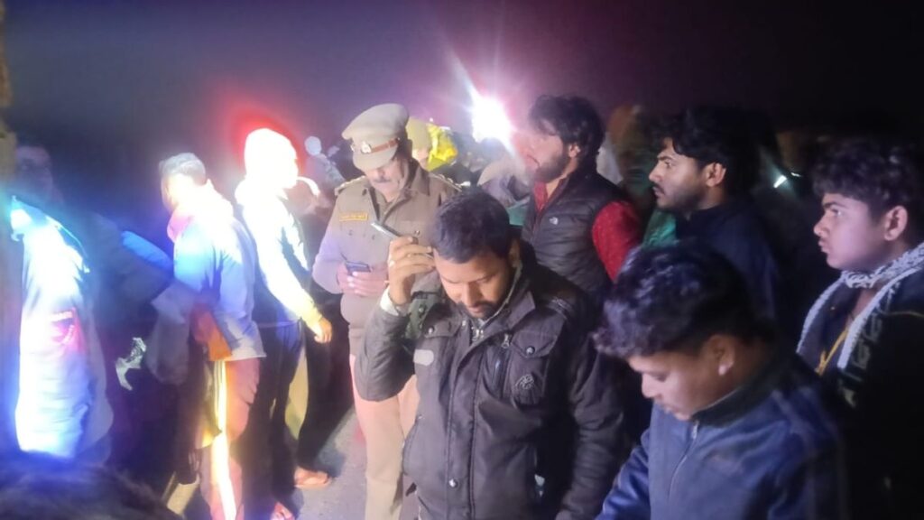 आगरा-लखनऊ एक्सप्रेस-वे पर बस का टायर फटने से समस्तीपुर आ रहे 3 वर्षीय बच्ची की मौ'त, मां घायल 1 accident exp mnp 1768112021840