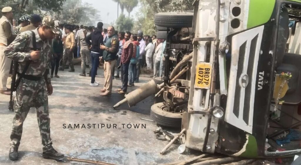विभूतिपुर में बस की ठोकर से दो युवक जख्मी, आक्रोशित भीड़ ने पुलिस पर किया पथराव, वीडियो बनाकर रहे राहगीरों को भी पीटा 1 accident in samastipur 1768750971097