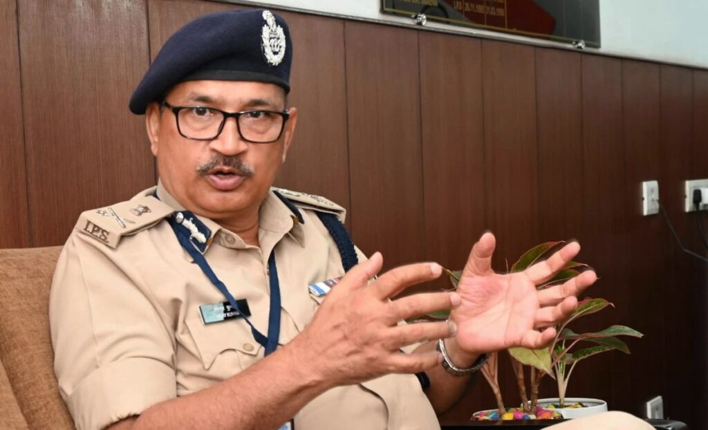 अब थाने के चक्कर खत्म! बिहार के DGP ने जारी किए हेल्पलाइन नंबर, सीधे पुलिस मुख्यालय पहुंचा सकते हैं शिकायत 1 bihar dgp vinay kumar