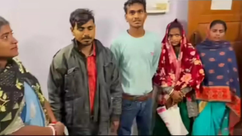 समस्तीपुर से 8 साल से गायब था बेटा, बक्सर में शराब चेकिंग के दौरान नशे में पकड़ाया तो खुशी से रो पड़ा परिवार 1 buxar missing man reunited with family