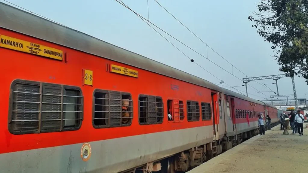 बिहार: कामाख्या एक्सप्रेस ट्रेन में भीषण चोरी, यात्रियों के फोन-पर्स और गहने तक उड़ा ले गए बदमाश 1 kamakhya exp 1767848375458