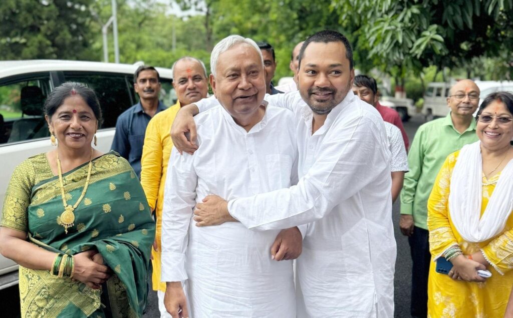 निशांत पर घमासान; कांग्रेस ने दिया न्योता, RJD बोली- नीतीश को बेटे से रिप्लेस करने की साजिश 1 nishant kumar 1767085582361 1767085582504