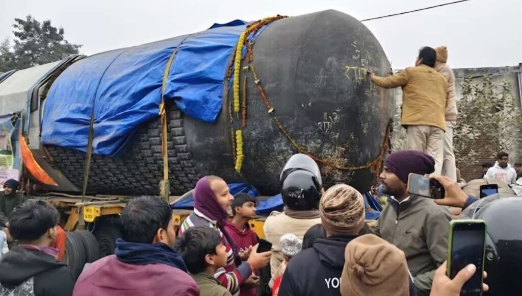 दुनिया का सबसे बड़ा शिवलिंग बिहार पहुंचा; गोपालगंज में स्वागत, विराट रामायण मंदिर में स्थापित होगा 1 shivling 1767437872984 1767437889387 2