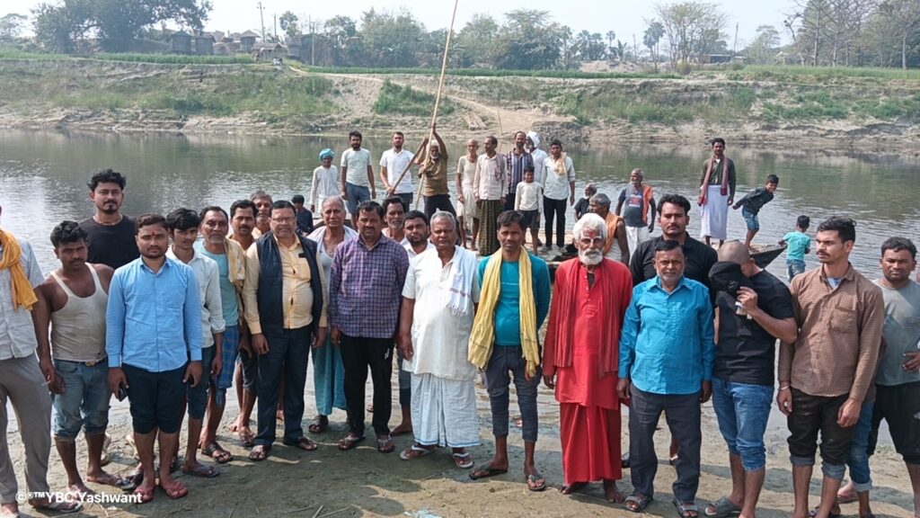 बूढ़ी गंडक नदी पर पुल निर्माण की मांग तेज, नाव के सहारे आवागमन को मजबूर ग्रामीण 1 IMG 20260219 WA0083