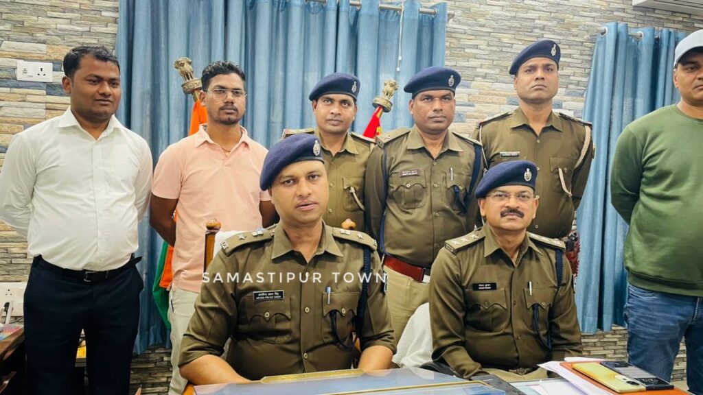खानपुर में दिनदहाड़े ज्वेलरी शोरूम से भारी मात्रा में आभूषण लूटकांड का समस्तीपुर SP ने किया खुलासा, 6 गिरफ्तार 1 IMG 20260225 WA0102