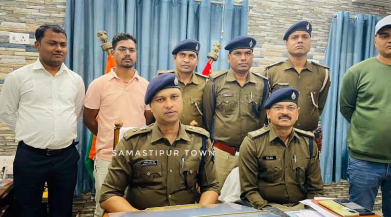 खानपुर में दिनदहाड़े ज्वेलरी शोरूम से भारी मात्रा में आभूषण लूटकांड का समस्तीपुर SP ने किया खुलासा, 6 गिरफ्तार 1 IMG 20260225 WA0102