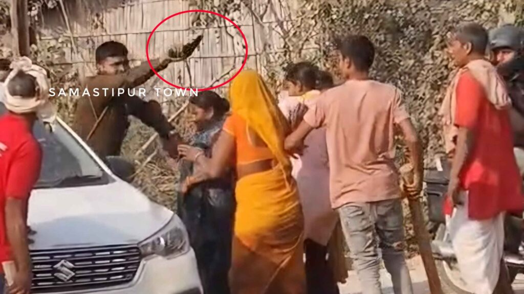 समस्तीपुर में आरोपी की गिरफ्तारी के दौरान महिलाओं ने पुलिस पर किया हमला, बचाव में पुलिस ने तानी पिस्टल 1 Picsart 26 02 11 23 25 22 916