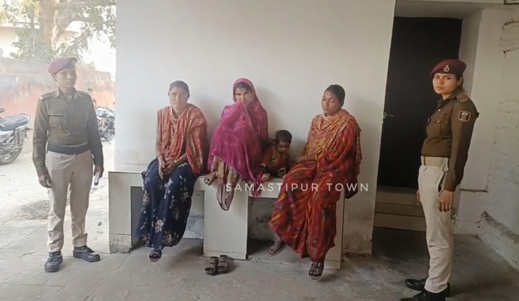 समस्तीपुर रेलवे स्टेशन पर पर्स चुराकर भाग रही महाराष्ट्र की तीन महिला चोर गिरफ्तार 1 VID 20260224 WA00661