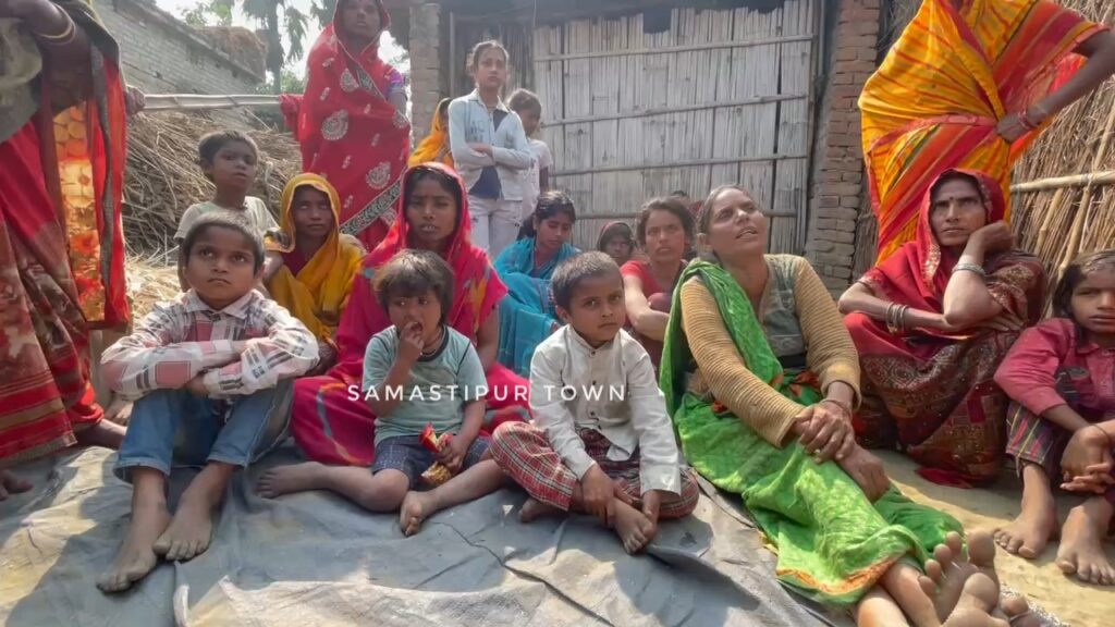 रोजी-रोटी की तलाश में समस्तीपुर से गया था दिल्ली, मेनहोल में गिरकर चली गई बिरजू की जान, घर के इकलौते कमाऊ पुत्र के जाने से परिजन बदहवास 1 VID 20260211 125708 707.mp4