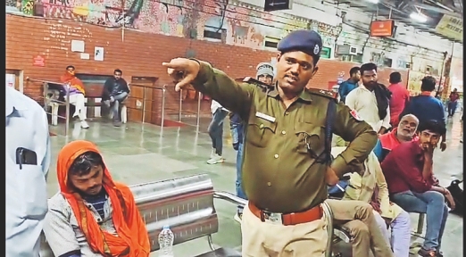 समस्तीपुर जंक्शन पर RPF की बहादुरी से टली बड़ी दुर्घटना, चलती ट्रेन और प्लेटफॉर्म के बीच फंसे युवक को बचाया 3 app 17714168916995ad3b0f055 1001311968 1