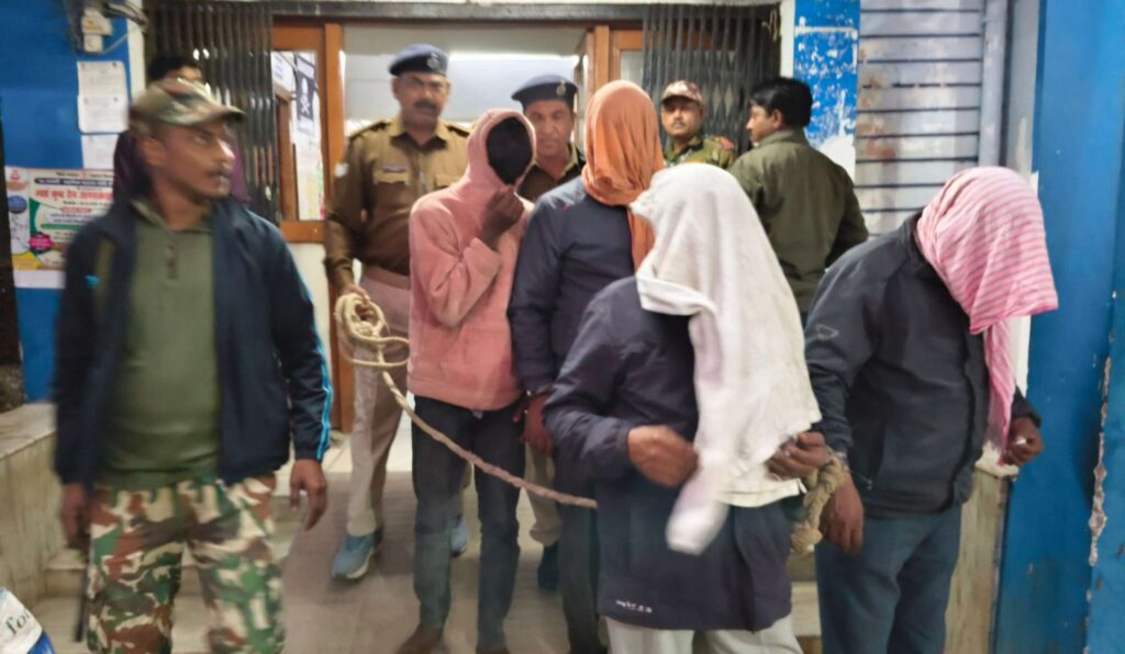 थानेश्वर मंदिर में चैन स्नैचिंग करने वाले नेपाल-मोतिहारी के 7 स्नेचर गिरफ्तार, घटना को अंजाम देने के बाद ढाबे पर खाना खाते वक्त समस्तीपुर पुलिस ने सभी को दबोचा 1 b7f8fec0 70cf 40b0 a26d b726a6f37bb6 1771259231776 1