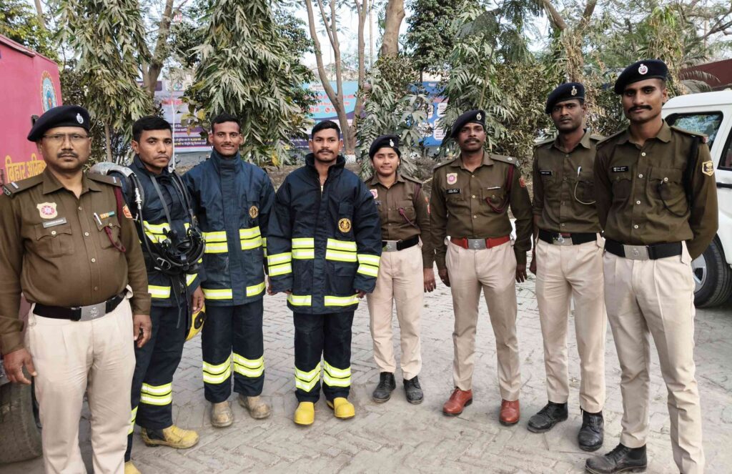समस्तीपुर कलेक्ट्रेट कैंपस में आग लगने के बाद अग्निशमन टीम द्वारा बुझाने का मॉक ड्रिल, घायल को पहुंचाया गया अस्पताल 1 f75aedef e26d 442c 95cb 1f8093dcd6a8 1772020875194 1