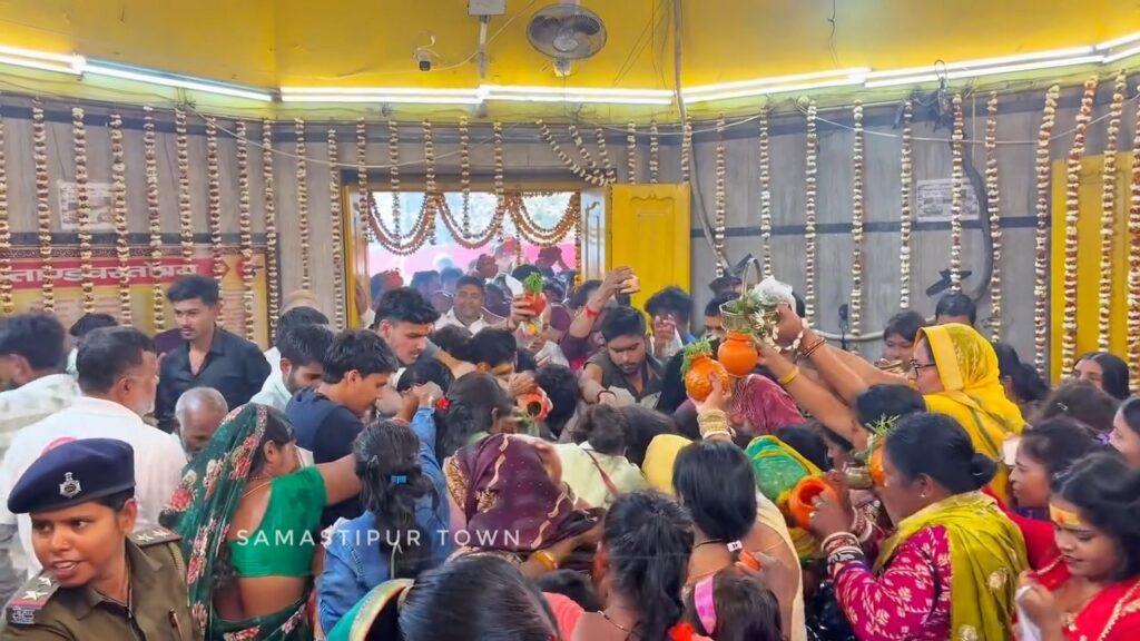 जलाभिषेक के दौरान थानेश्वर स्थान मंदिर में स्नैचरों ने कई महिलाओं के गले से उड़ायी सोने की चेन; एक संदिग्ध को पुलिस ने मंदिर परिसर से उठाया लेकिन उसका साथी हुआ फरार 1 threadster nwyuopxx8