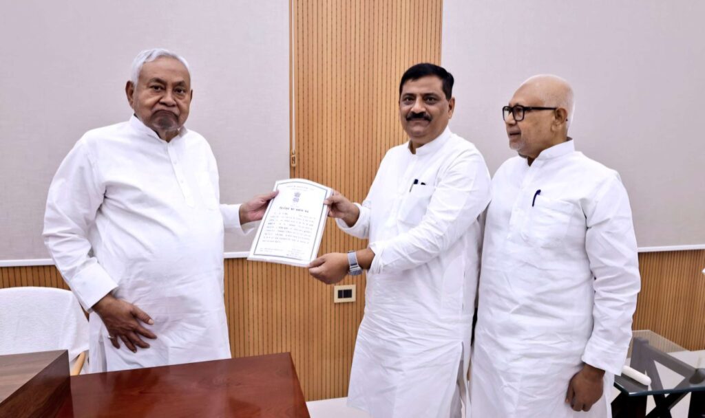 संजय झा ने नीतीश कुमार को सौंपा राज्यसभा चुनाव में जीत का सर्टिफिकेट, तस्वीर शेयर कर क्या बोले 1 20260317 161220