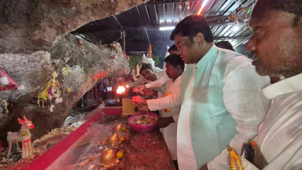 बाबा केवल धाम में मुकेश सहनी ने टेका माथा, 2028 में ‘मुंबई स्टाइल’ में भव्य मेला लगाने की घोषणा की 1 FB IMG 1774625128242